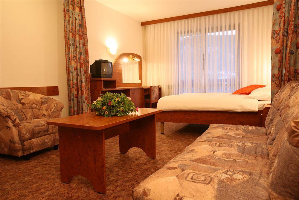 Villas Corinthia Башка Екстер'єр фото